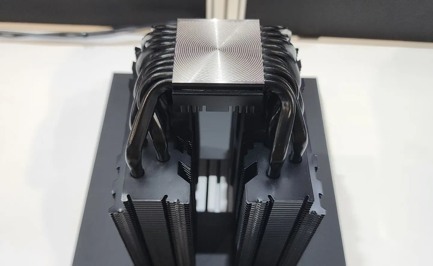 Cryorig Geri Döndü: Dev Kule Tipi Soğutucu, Sıvı Soğutma ve Fansız Kasa Geliyor!