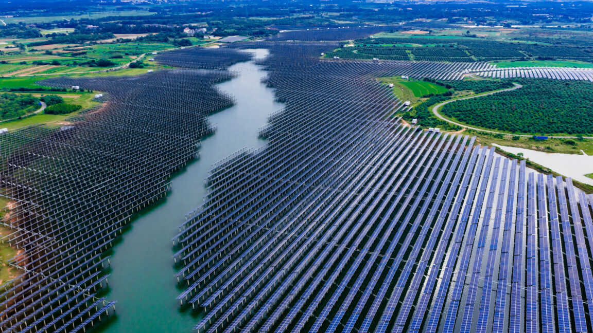 Çin'in Dev Yeşil Enerji Atılımı: Karbon Salımı Beklenmedik Şekilde Tersine Dönüyor!