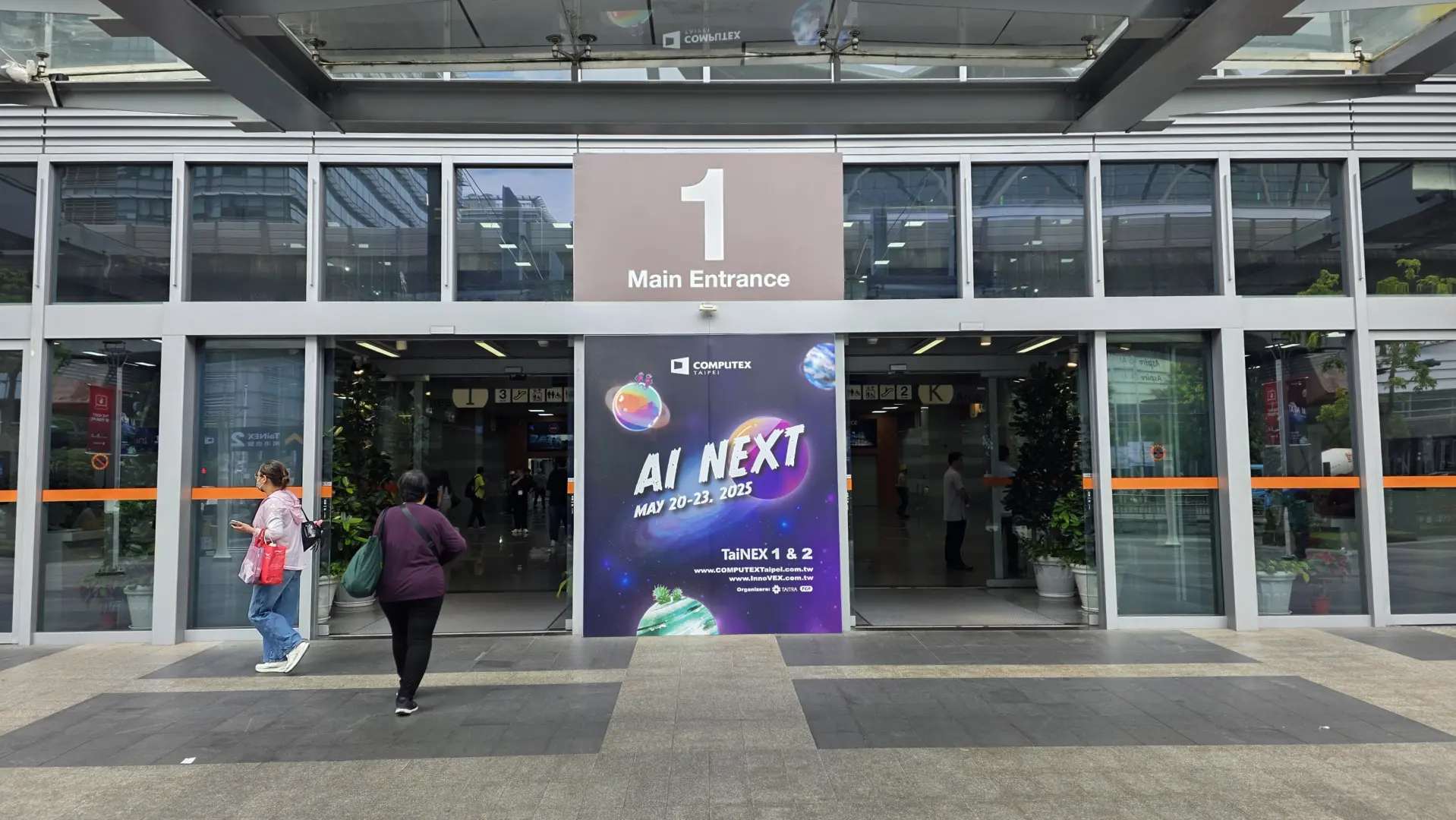Computex 2025 Başladı: Yapay Zeka Şovu, 500 Hz OLED Ekranlar ve Yeni GPU'lar Dikkat Çekti