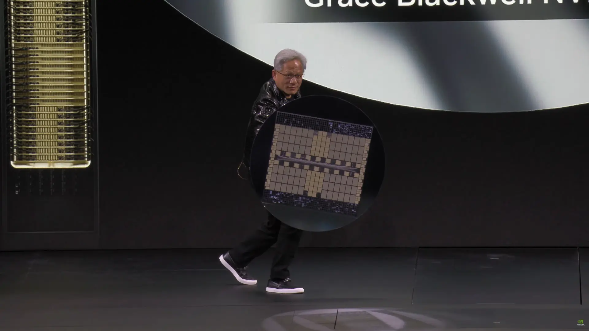 NVIDIA CEO'sundan Şok İddia: Moore Yasası Öldü, Sıra Huang Yasası'nda!