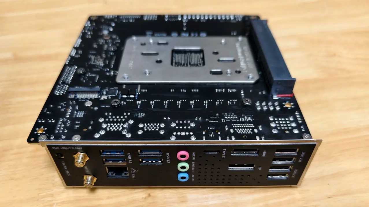 AMD B850 Anakarttan İlginç Tasarım Ortaya Çıktı: PCIe Yuvaları Arka Tarafta!