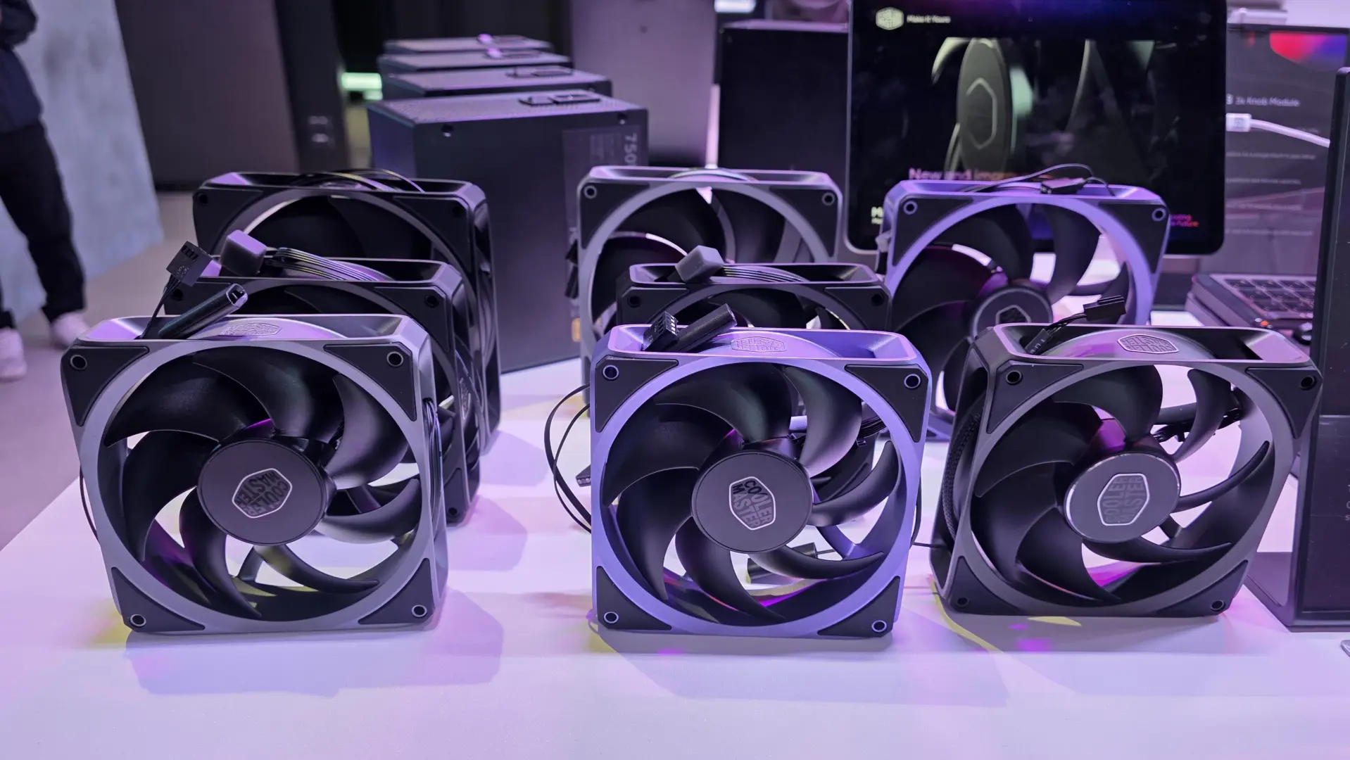 Kasanız İçin Metal Canavar: Cooler Master'dan 4000 RPM Dönen Alüminyum Fan