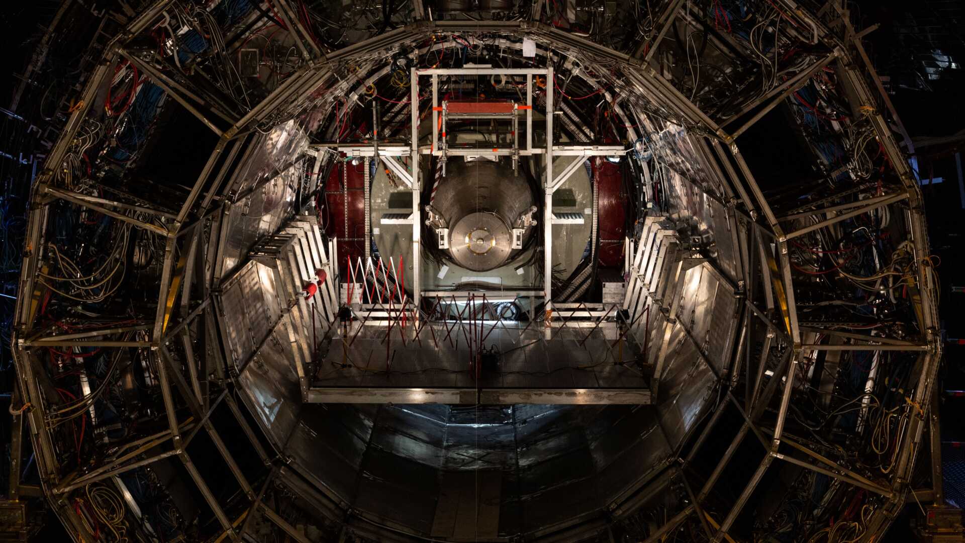 Kurşunu Altına Çevirdiler: CERN'deki Dev Hızlandırıcı Tarihi Başarıya İmza Attı!