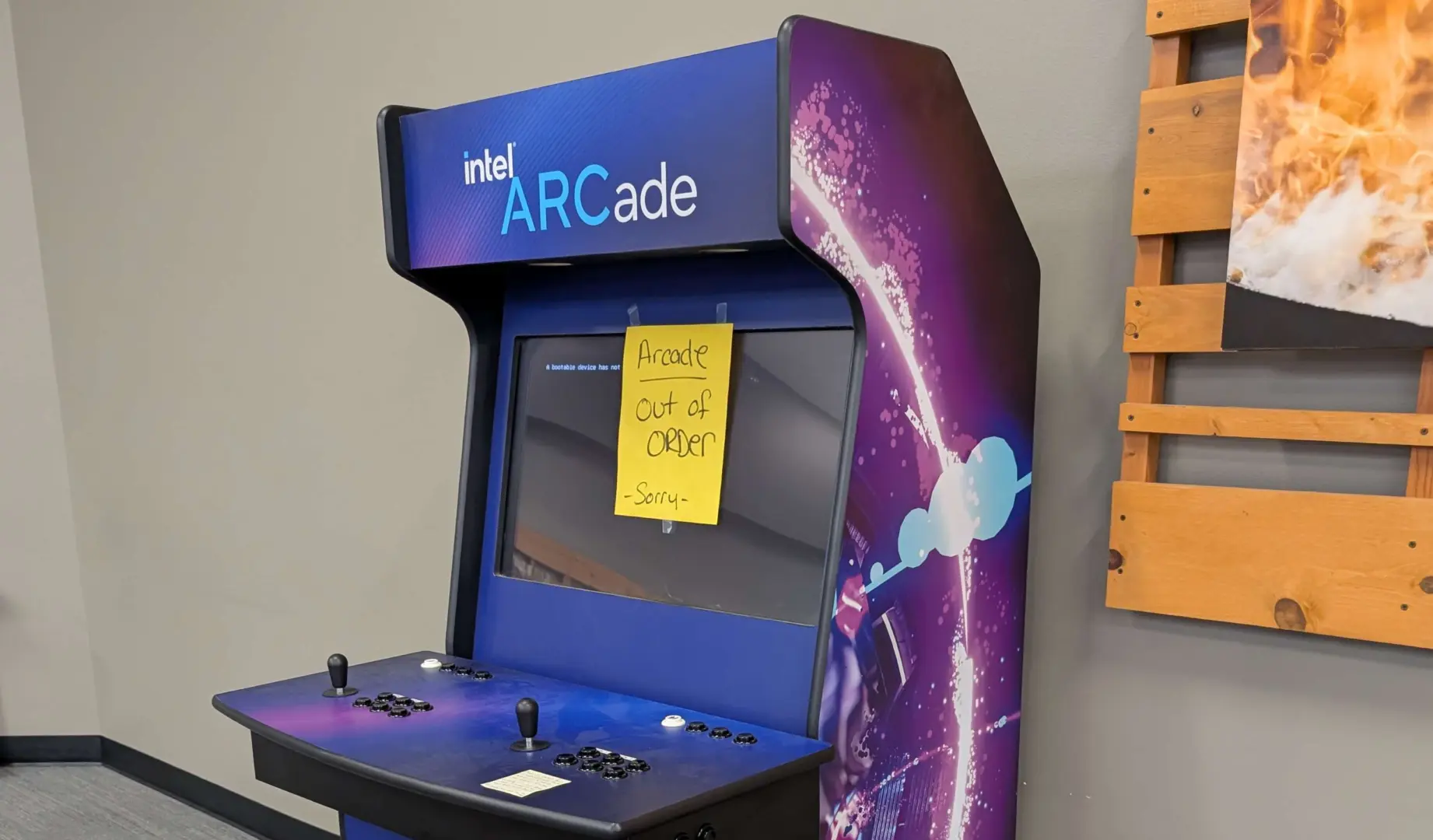 Intel'in Unutulmuş Arcade Makinesi Ortaya Çıktı: İçinde Arc A770 ve NUC Extreme Var