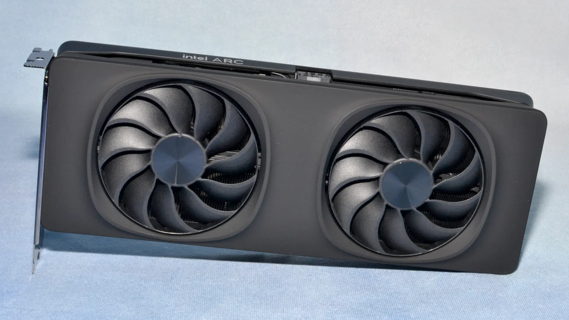 Intel'in 48GB VRAM'li Şaşırtıcı Ekran Kartı İddiası: Çift GPU'lu B580 Yolda Mı?