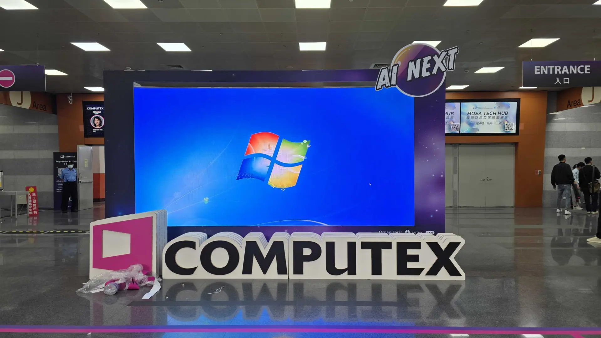 Teknoloji Devi Etkinliğinde Görülen Manzara Şaşırttı: Koca Reklam Panosu Windows 7 ile Çalışıyor!