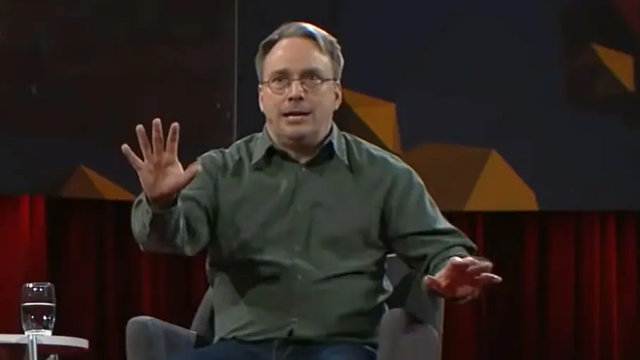 Linux'un Babası Linus Torvalds Mekanik Klavyesine Döndü: Sebep Yazım Hataları!