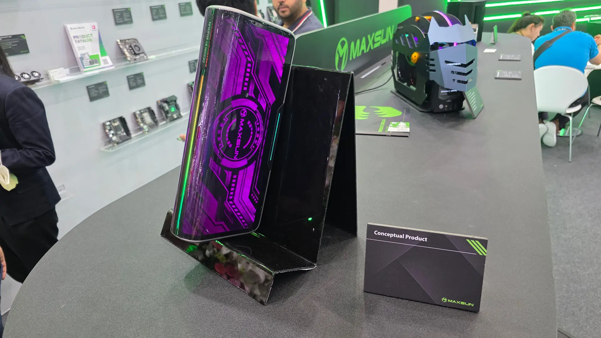 RGB Işıklar ve Ekranlarla Dolu: Maxsun'dan Sıvı Soğutmalı Çılgın RTX 50 Konsepti