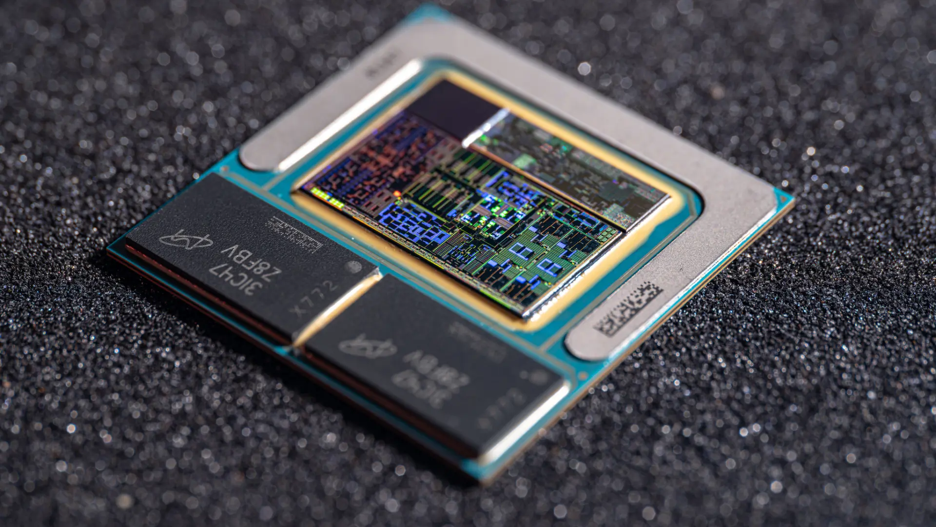 Intel Lunar Lake İşlemcisinin Anatomisi Ortaya Çıktı: Detaylı Görüntüler İç Yapıyı Sergiliyor