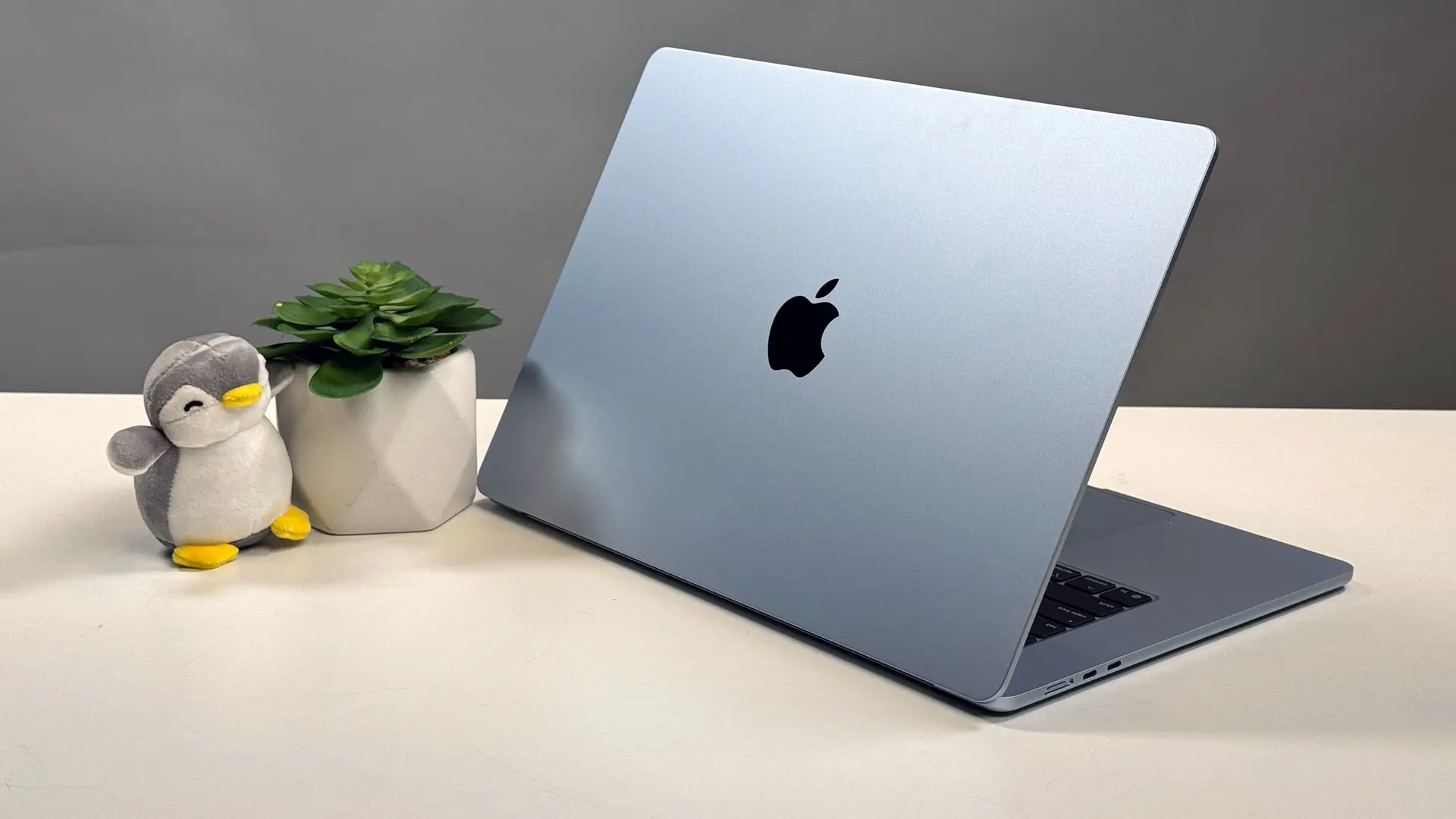 Şaşırtan İddia: Apple, A18 Pro Çipli Daha Uygun Fiyatlı Bir MacBook Hazırlıyor!