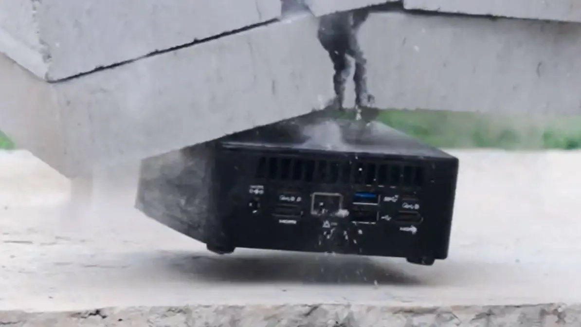Bu Mini PC'ye İşkence Ettiler, Yine De Pes Etmedi: Çekiç, Araba, Hatta Çamaşır Makinesi!