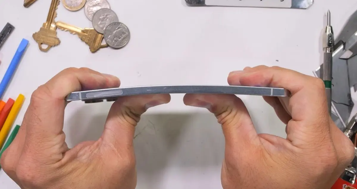 Aşırı İnce Galaxy S25 Edge Bükülme Testinde Zafer Kazandı: Titanyum Çerçeve Güven Verdi!