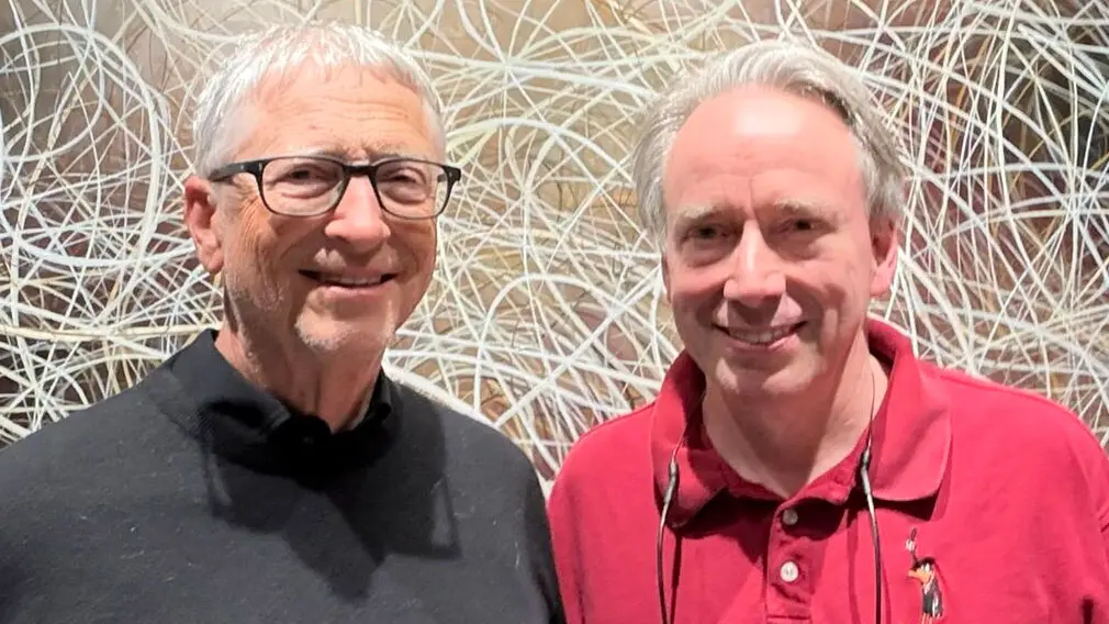 Teknoloji Dünyasının Dev Rakipleri İlk Kez Bir Araya Geldi: Bill Gates ve Linus Torvalds Tarihi Buluşma!