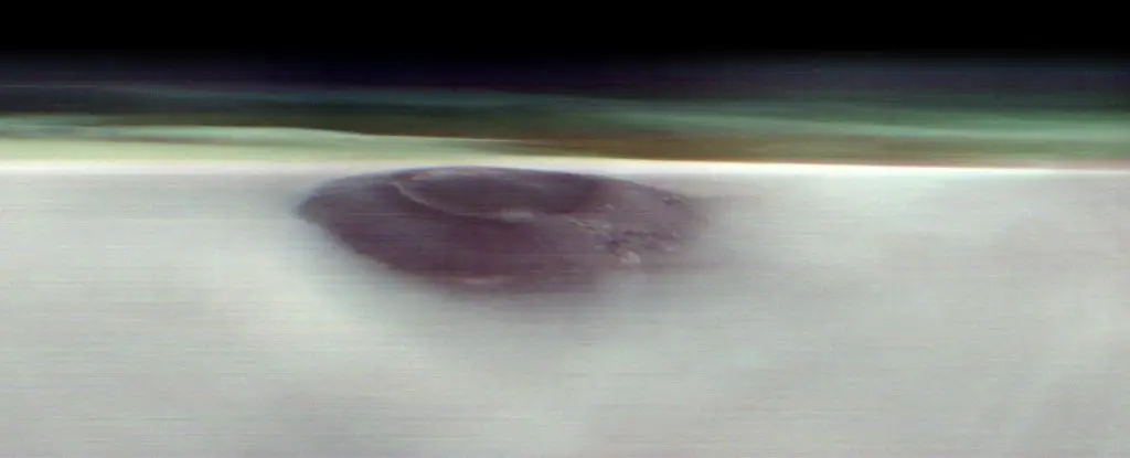 Mars'ın 20 Kilometrelik Devi Arsia Mons NASA Uydusunun Objektifine Takıldı: Bulutlara Meydan Okuyan Zirve