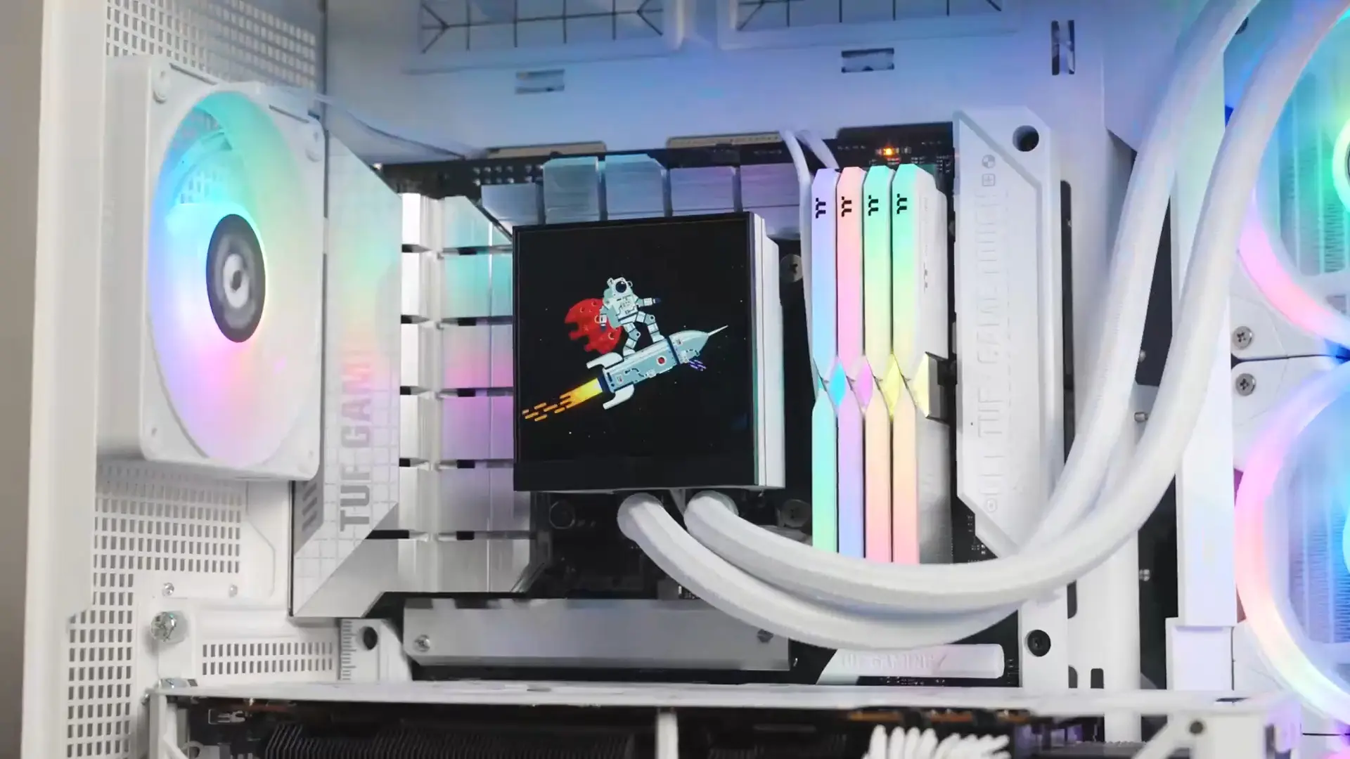 İşlemcinizi Serinletirken Kasanızı Şov Alanına Çevirin: Thermaltake'ten LCD Ekranlı ve Fan Yönü Değiştirilebilen Yeni Sıvı Soğutucu!