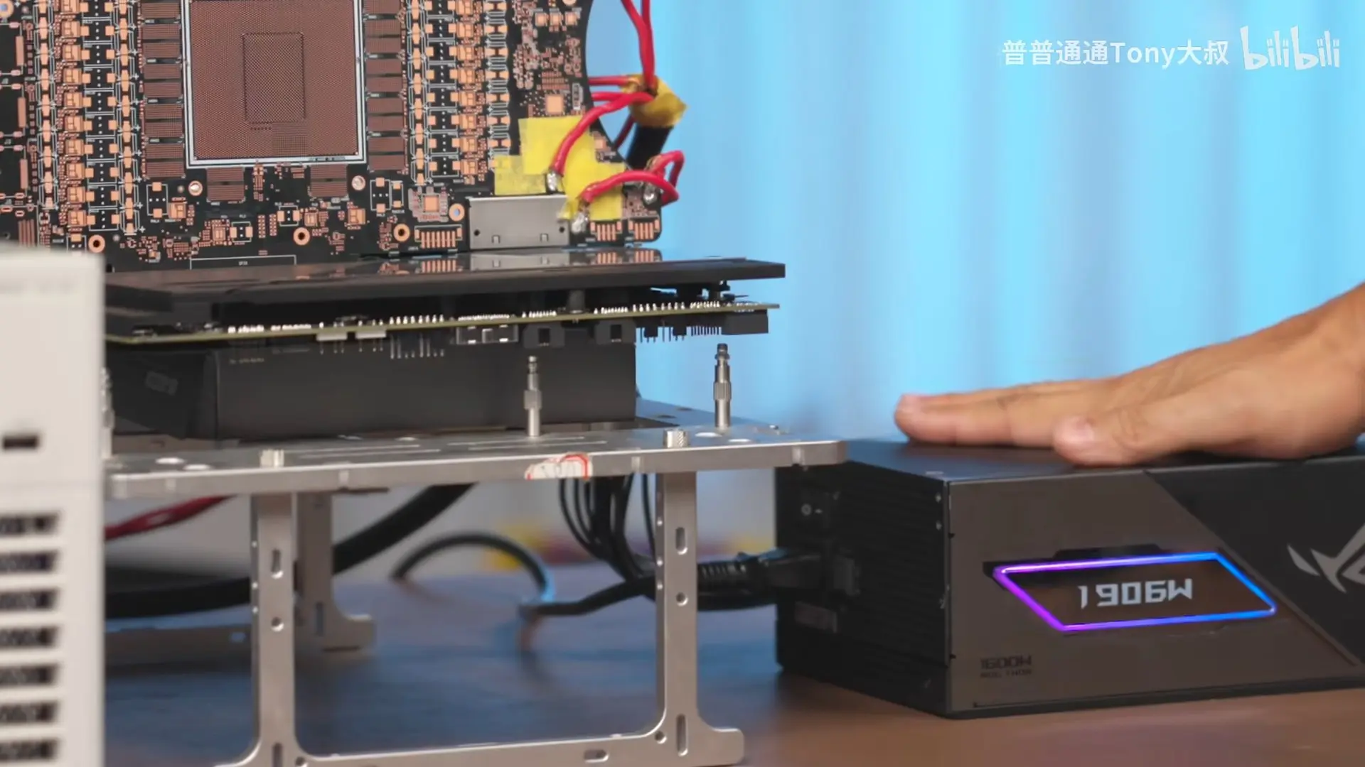 Asus RTX 5090 İçin Geliştirdiği Güç Konektörünü Sınırları Zorlayan Teste Soktu: 1900W Üzeri Güçte Bile Serin Kaldı!