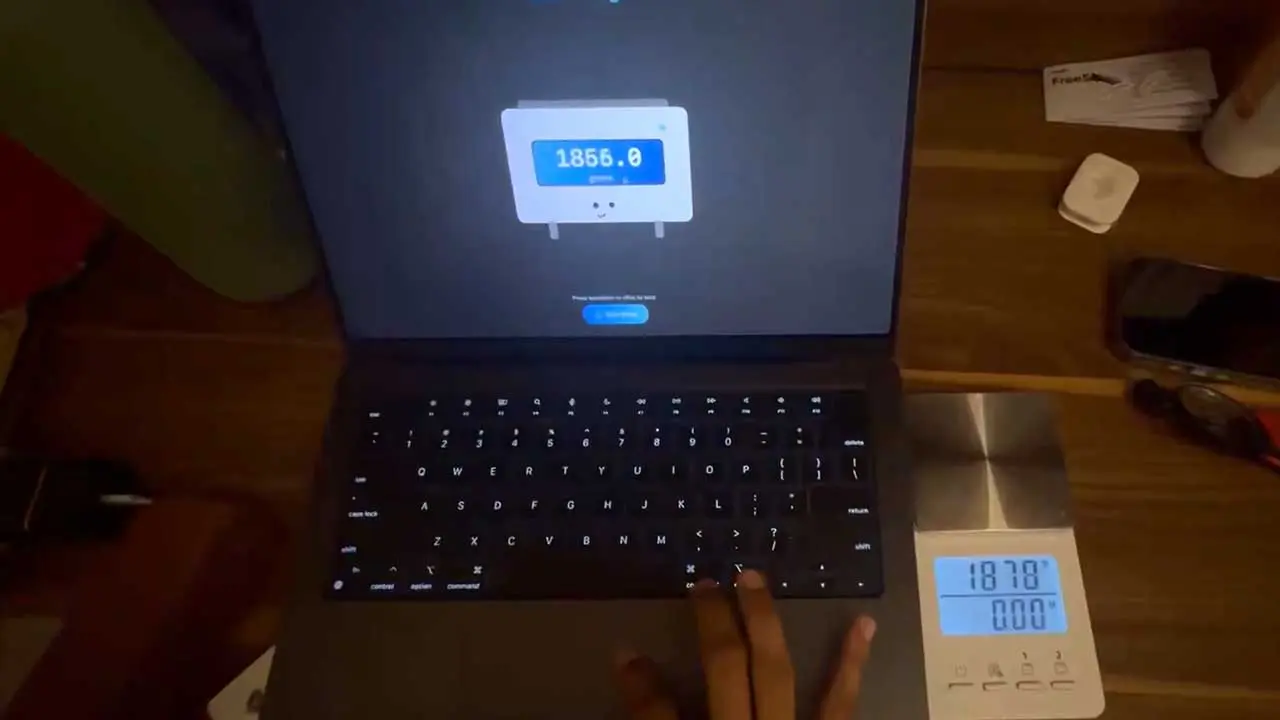 MacBook Trackpad'iniz Artık Tartı Olarak Kullanılabiliyor: Açık Kaynak Kodlu Uygulama ile Hassas Ölçümler