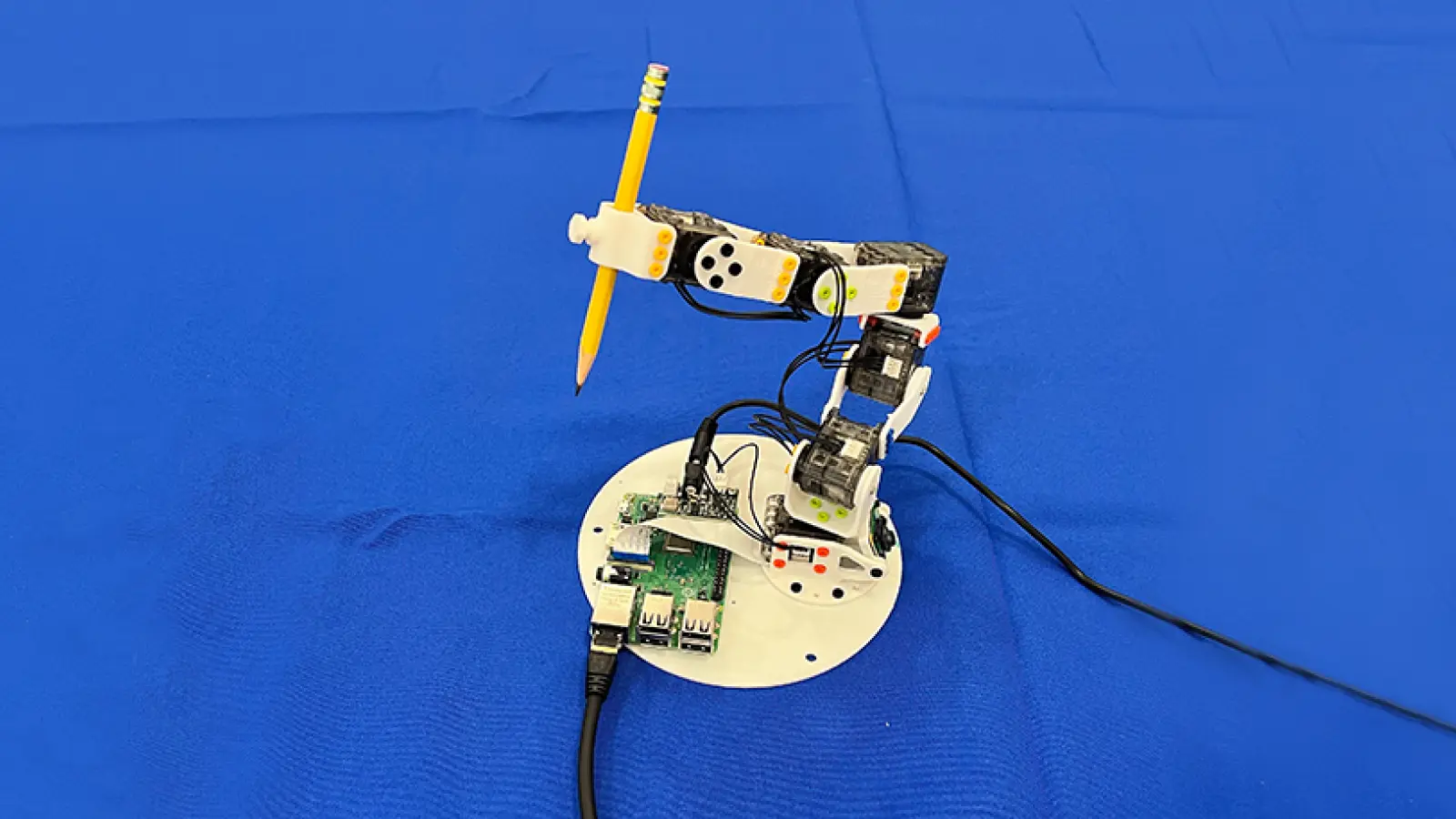 Robotlar Artık Gözleriyle Öğreniyor: MIT'den Tek Kamera ile Kontrol Devrimi!