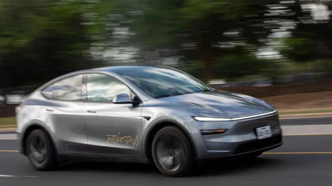 Tesla'nın Popülaritesi Düşüyor: Robotaksi Tanıtımı Beklentileri Karşılayamadı