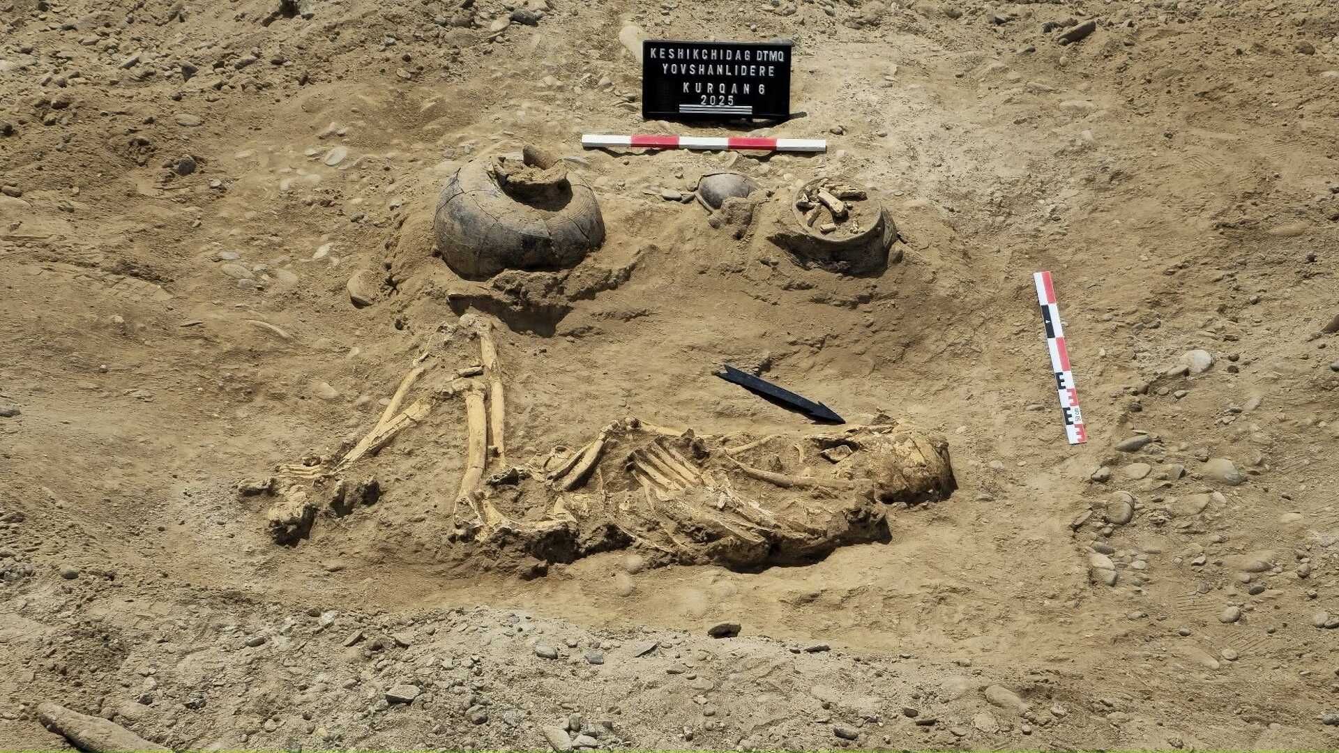 Azerbaycan'da 3.800 Yıllık Dev Savaşçının Mezarı Bulundu: Dört Uçlu Mızrak Ucuyla Gömülmüş