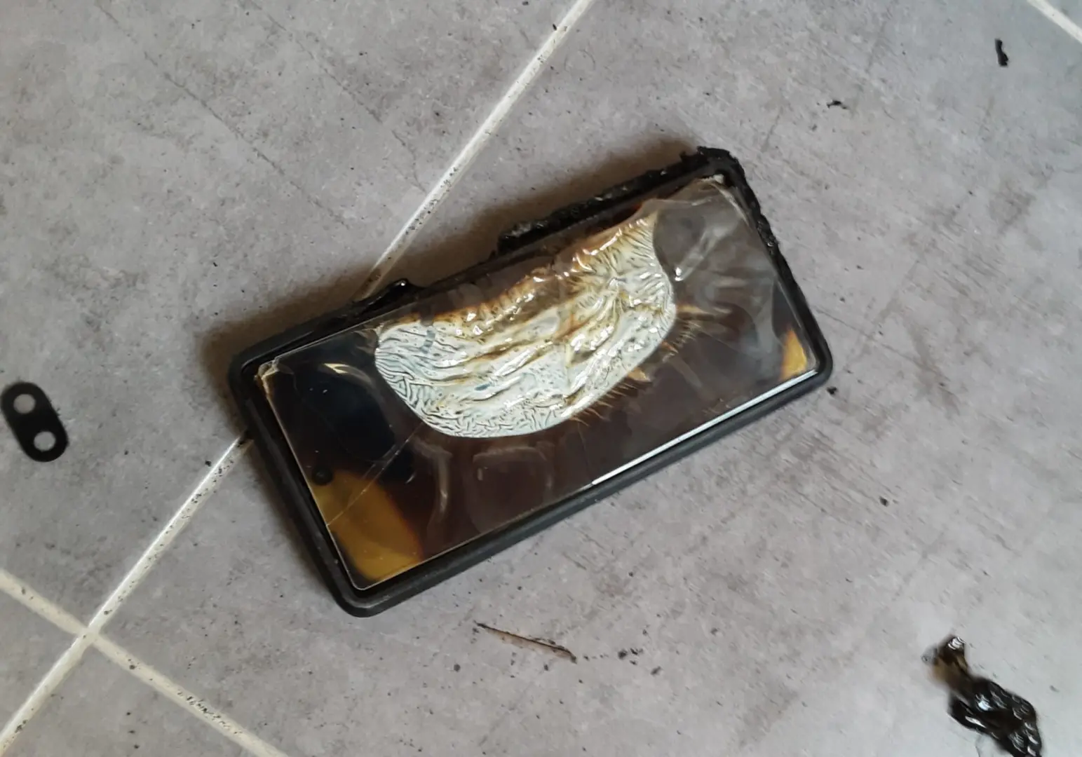 Pixel 6a Alev Aldı: Kullanıcı Son Anda Kurtuldu!