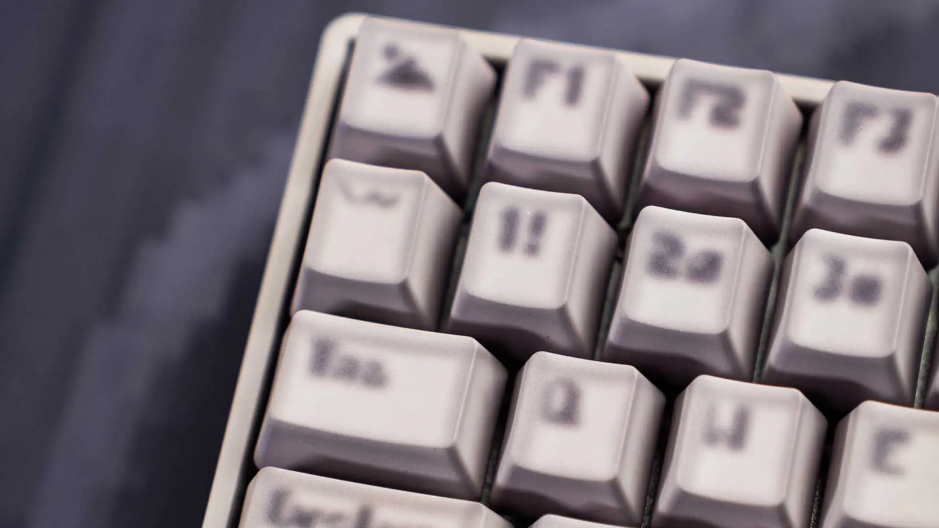 Nostaljiyi Yeniden Tanımlayan Klavye: BLUR Basecamp 75+ Oyuncuları Bekliyor!