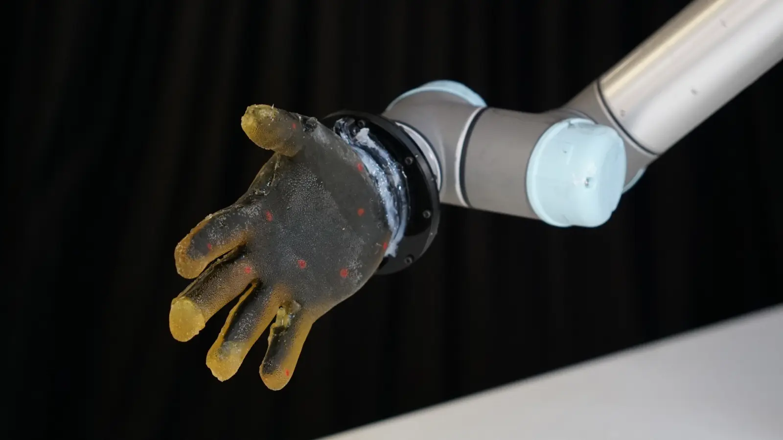 Yapay Zeka Destekli Yeni Robot Cildi: Dokunma Hissi Devrimi Geliyor!