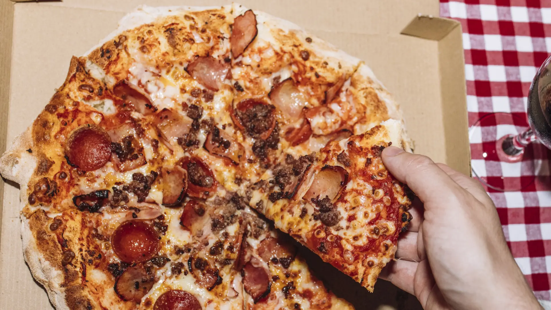 Pizzacıdaki Talihsiz Olay: 85 Kişi Farkında Olmadan THC Etkisiyle Zehirlendi!