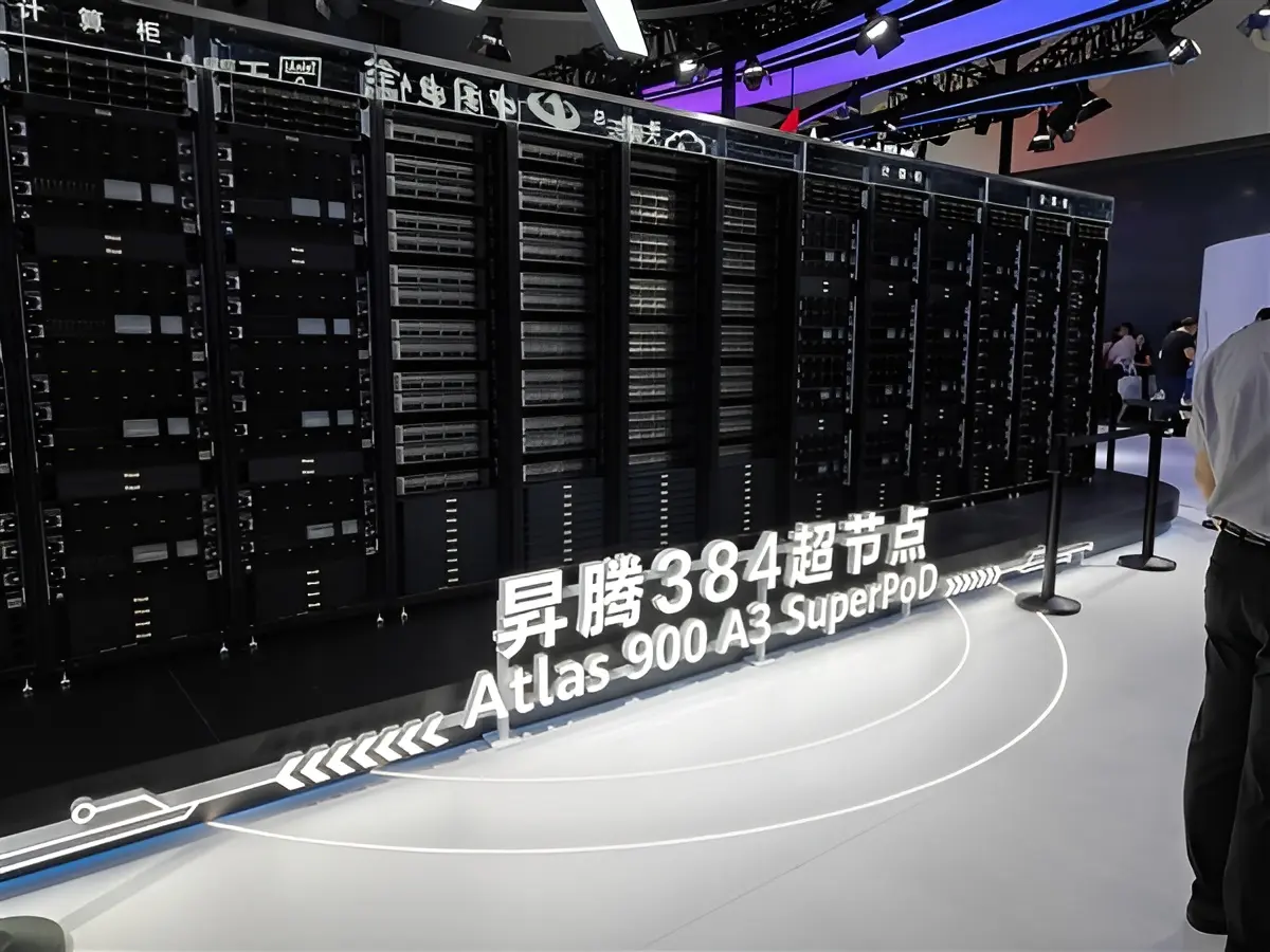 Huawei'den Yapay Zeka Donanımında Büyük Atılım: CloudMatrix AI Kümesi İlk Kez Tanıtıldı