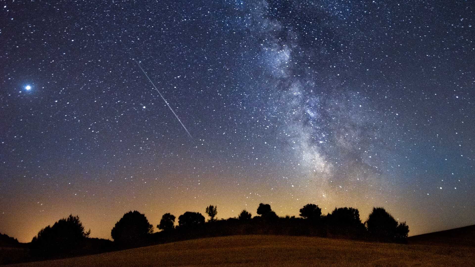 Perseid Yağmuru Göz Kırpıyor: Ayın Işığına Kapılmadan Bu Muhteşem Gösteriyi Yakalayın!