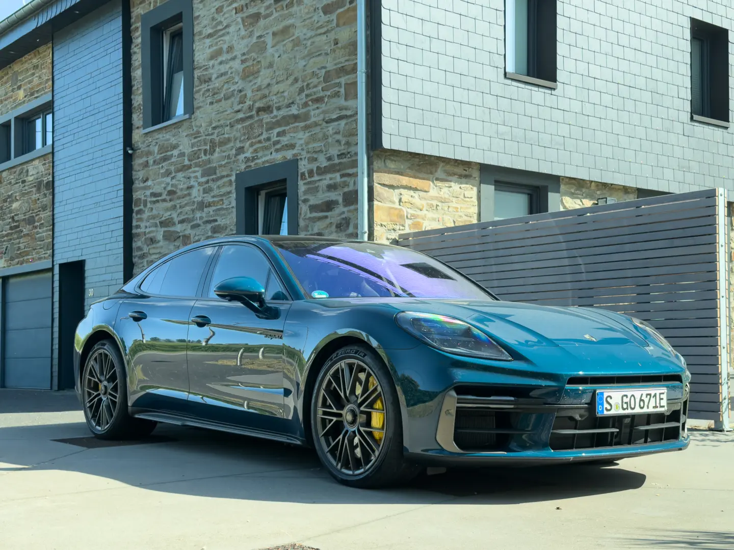 2025 Porsche Panamera Turbo S: Lüks Sedana Farklı Bir Yaklaşım