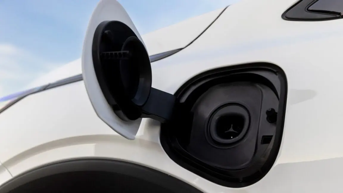 Elektrikli Araç Şarj Standardı Değişiyor: GM'den Yeni Adaptör Müjdeleri!