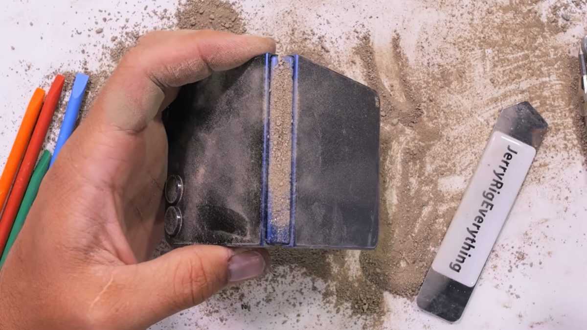 Galaxy Z Flip 7 Dayanıklılık Testinde! İç Ekran Parmak İziyle Çiziliyor