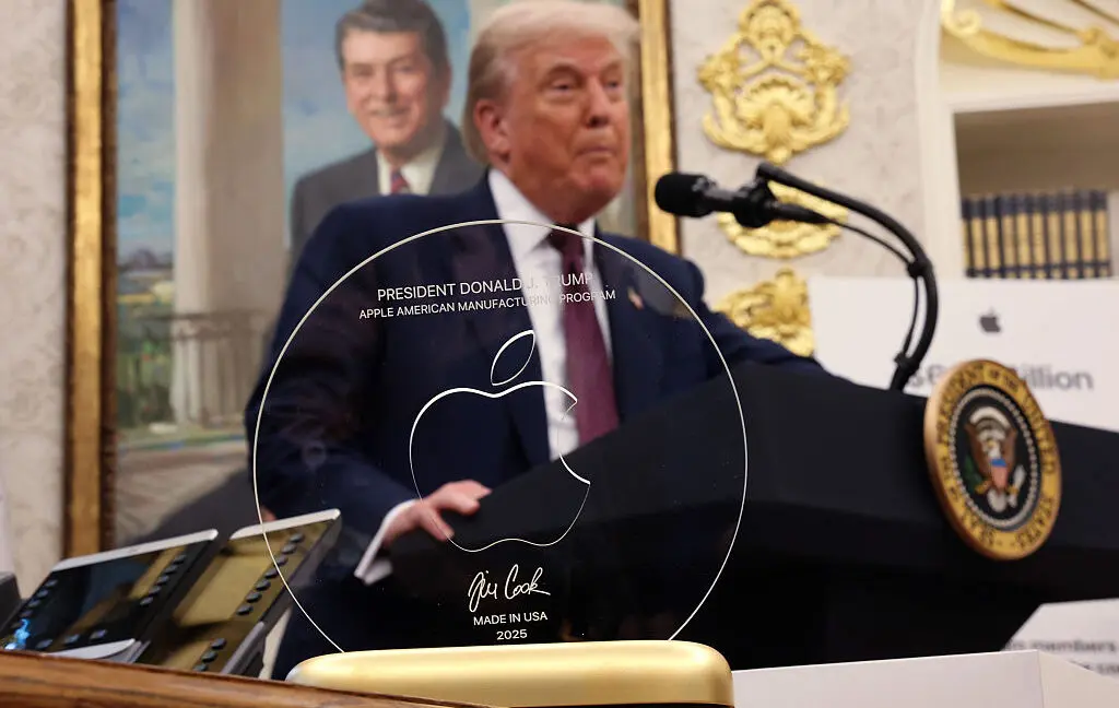 Apple, Trump'ın 'ABD Malı iPhone' Baskısına Altın Heykelle Yanıt Verdi