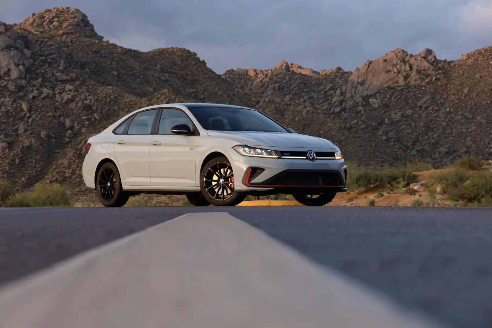 2025 VW Jetta GLI İncelemesi: Vites Seçeneklerinde Hayal Kırıklığı Yaratan Detaylar
