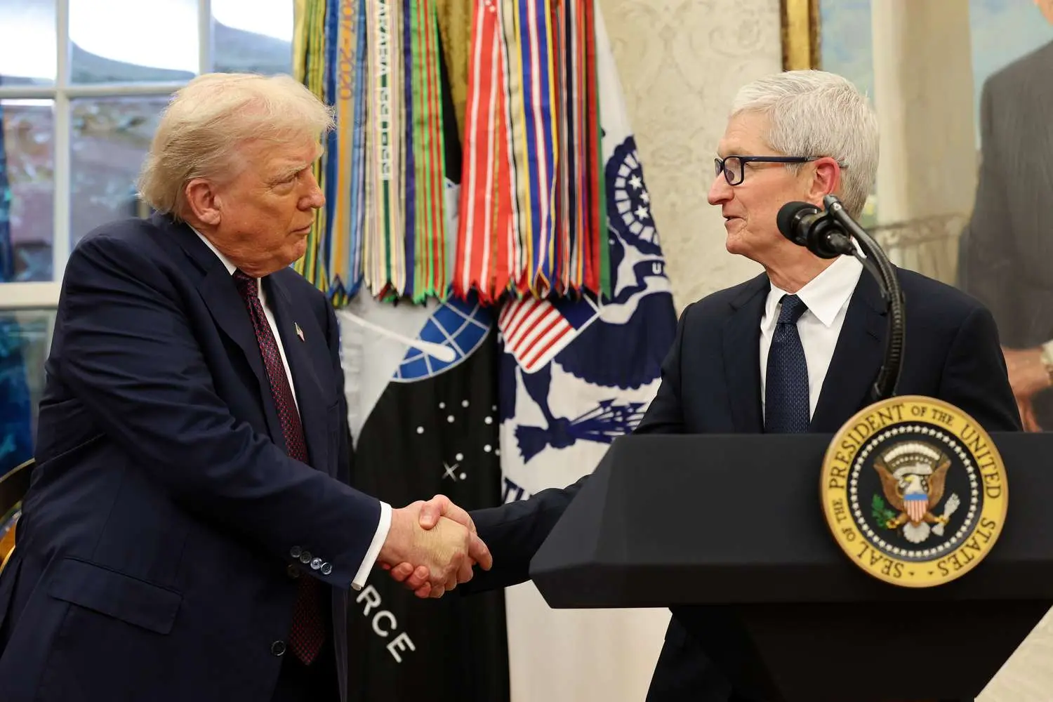 Trump'tan Apple CEO'suna iPhone Üretimi Çağrısı: 