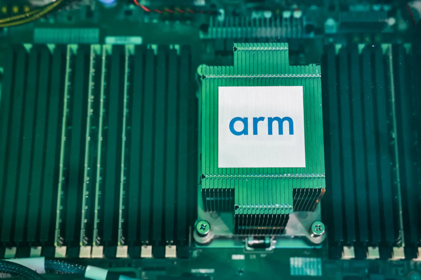Arm, Amazon'ın Yapay Zeka Liderini Kadrosuna Kattı: Kendi İşlemcilerini Üretecek!