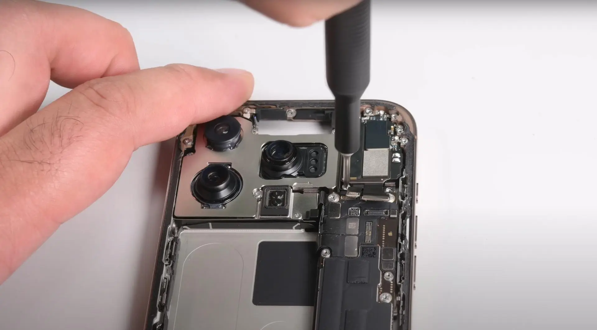 Apple'ın Hindistan'da Ürettiği iPhone'lar Bile Çin Tedarik Zincirine Bağımlı: 'İstenmeyen Sürtüşmelere' Yol Açabilir