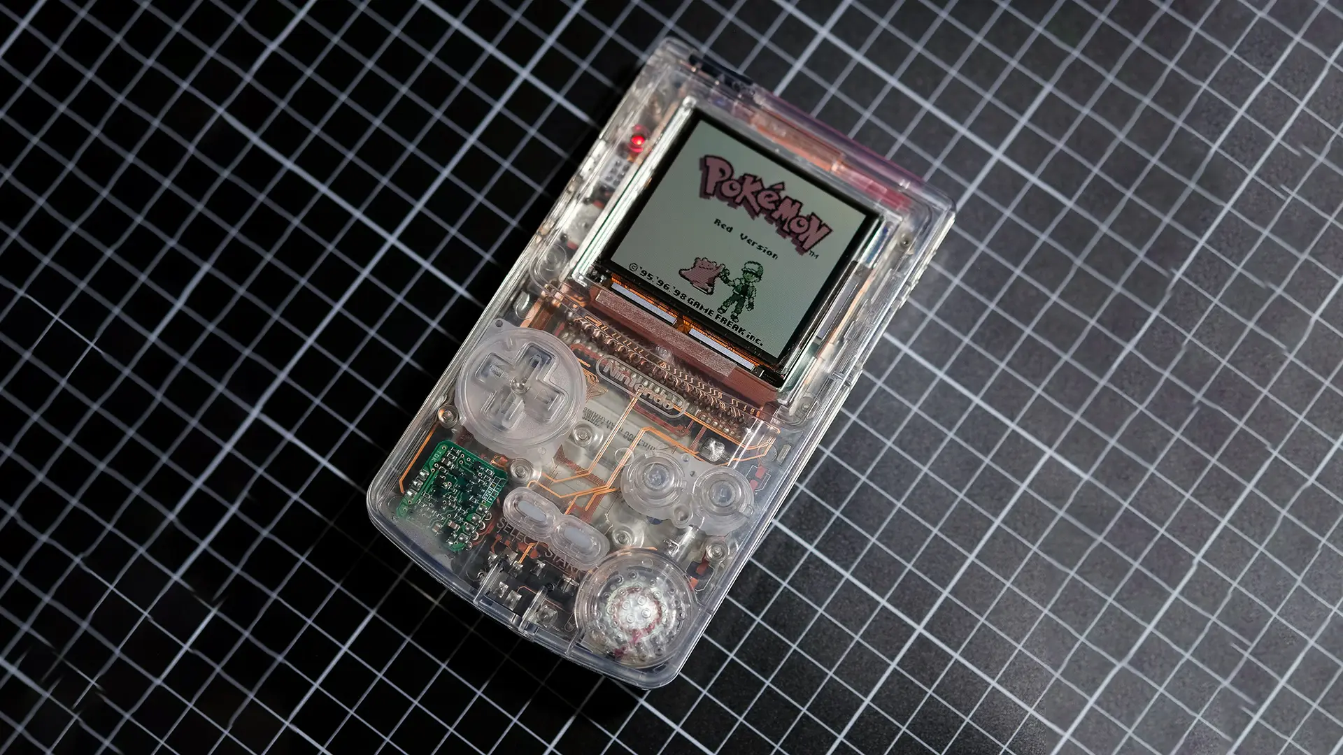 Bu Game Boy Color'ı Daha Önce Hiç Görmediniz: Devre Kartı Tamamen Şeffaf!