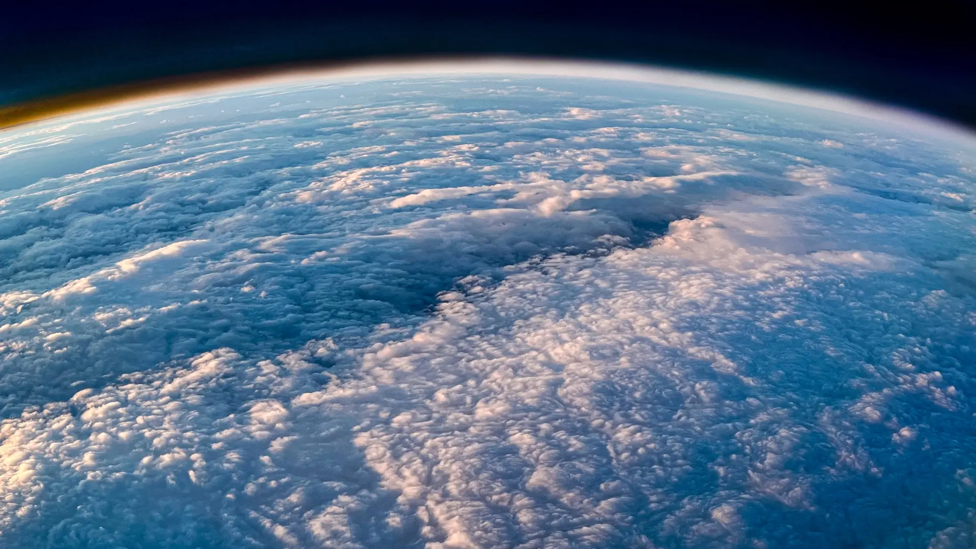 Güneş Enerjisiyle Uçan Cihazlar: Atmosferimizin Gizemli Katmanlarını Keşfe Açılıyor!