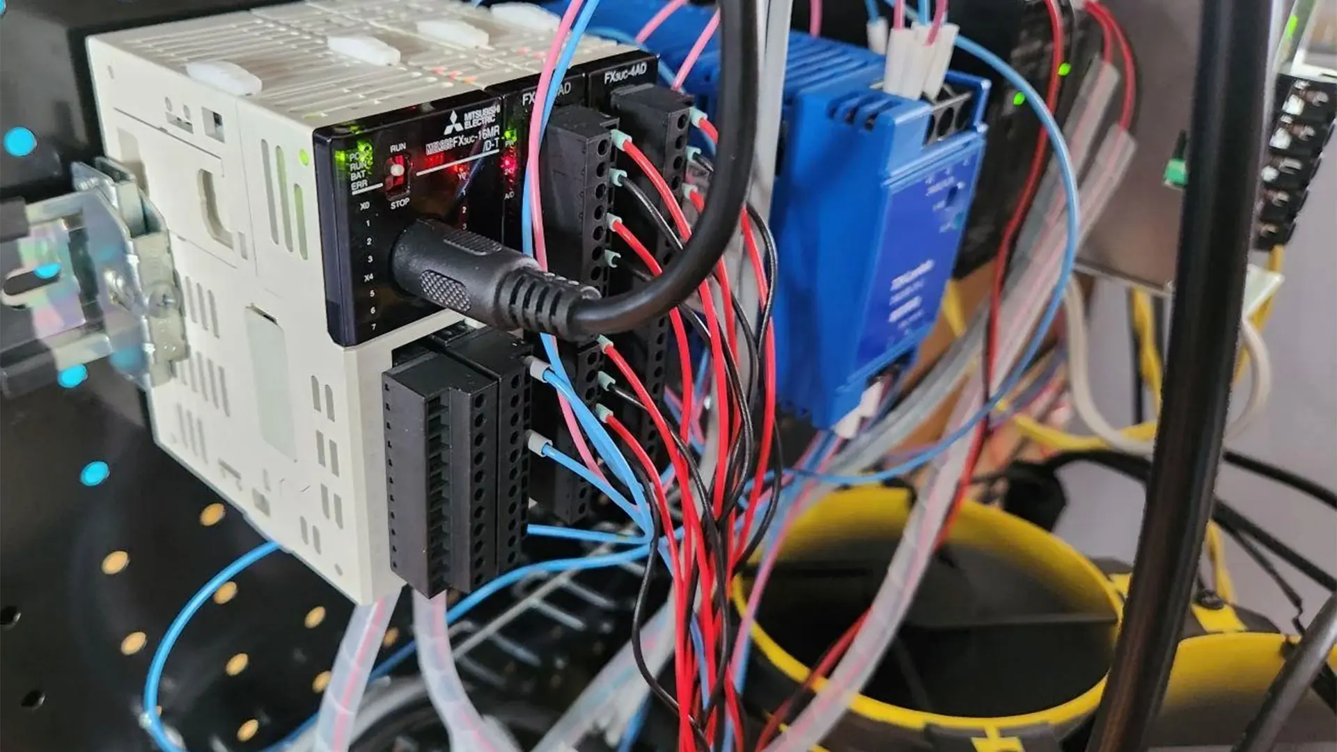 RTX 5090 Erime Sorunlarına Karşı Kablo Yığınıyla Üretilen 'Karşı Önlem' Sistemi: Aşırı Akım Tetiklendiğinde Sistem Kapanıyor!