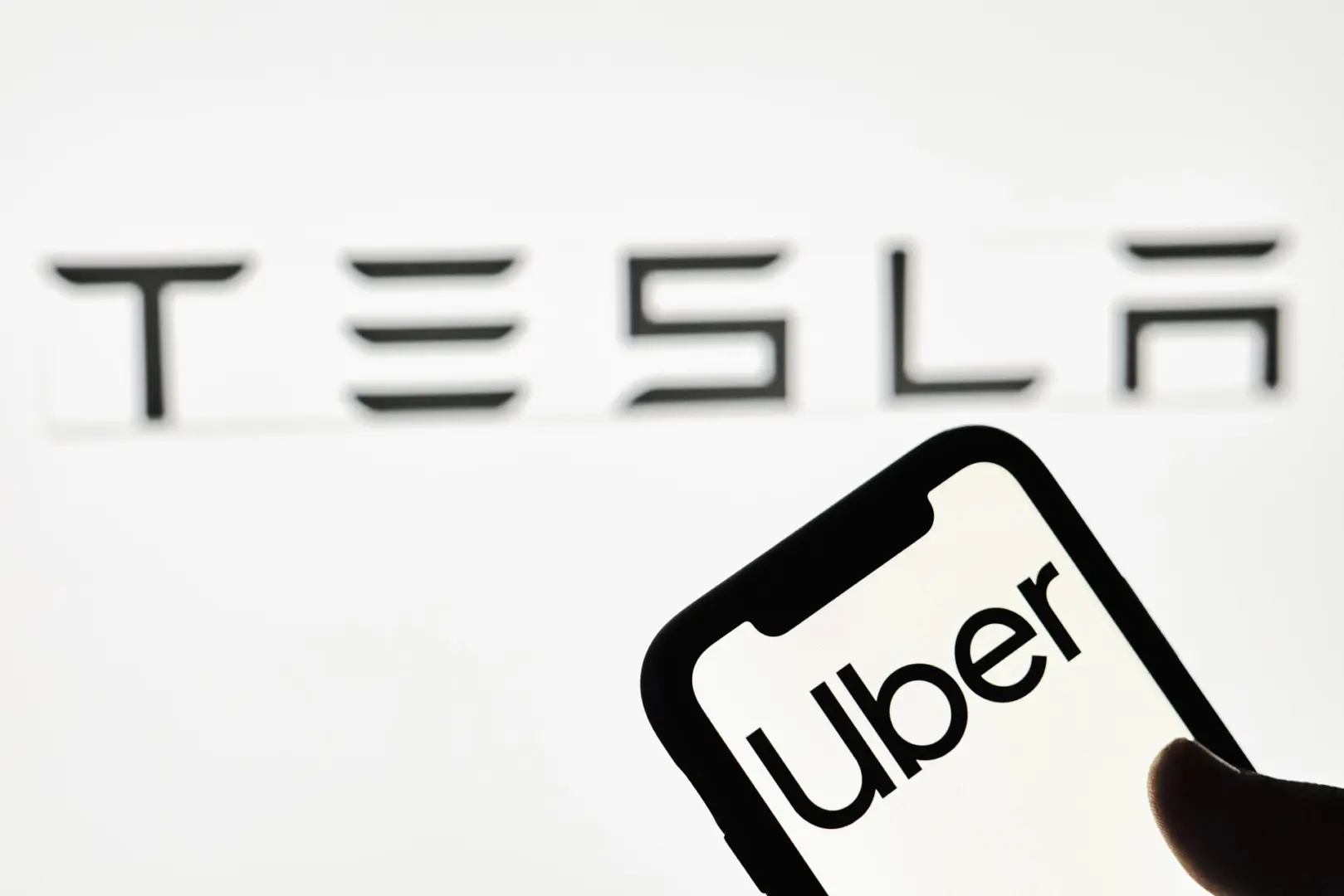 Uber CEO'dan Şaşırtıcı Açıklama: Tesla ile 'Her Şeyi Alan Kazanır' Rekabeti Yok!