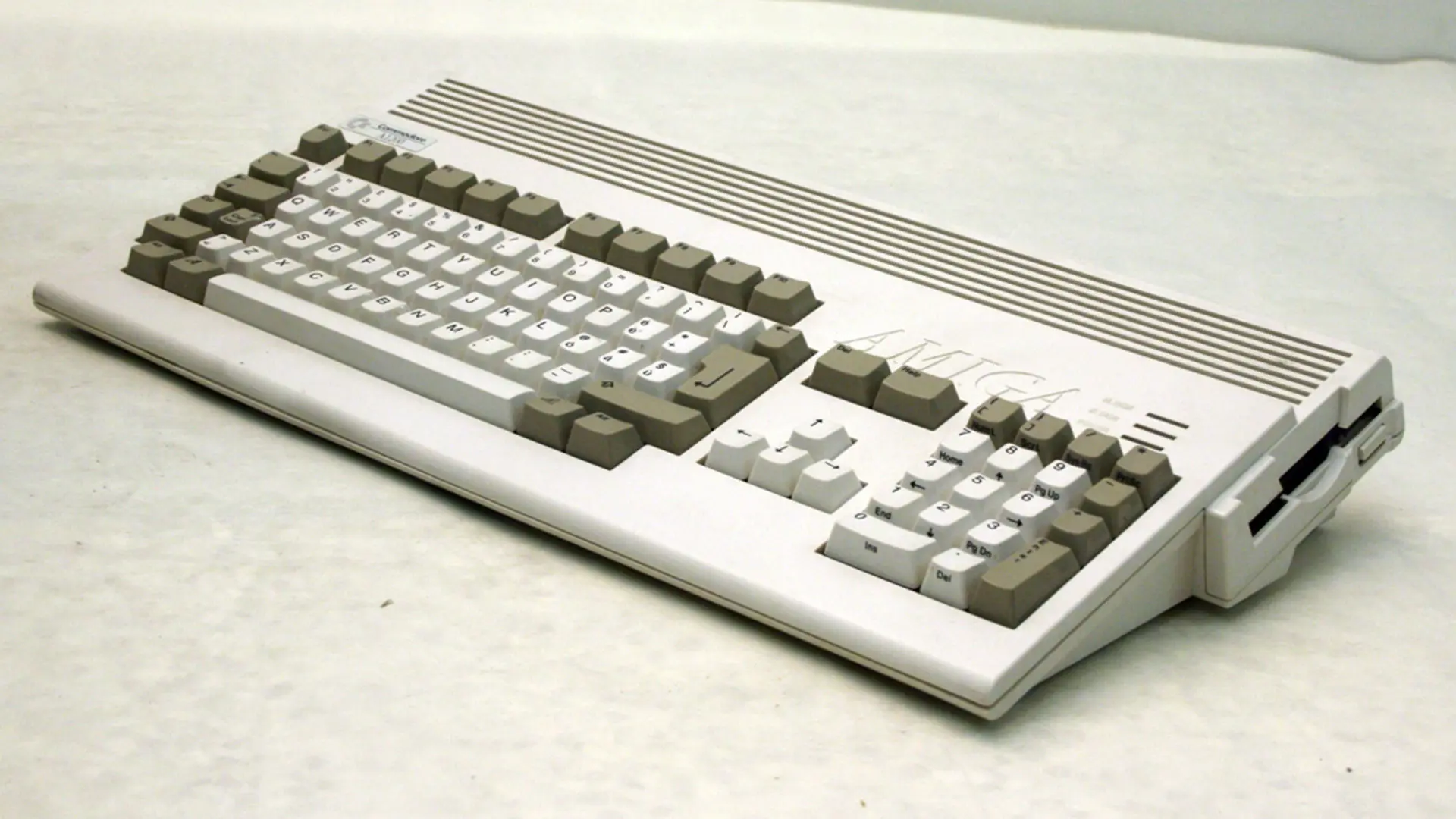Efsane Geri Döndü: Tam Boy Klavye ile Amiga A1200 Yeniden Doğuyor!