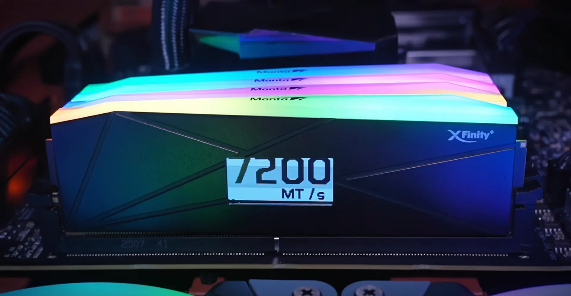 Bilgisayar Belleklerinde Devrim: V-Color XFinity+, OLED Ekranlı İlk DDR5 Modülünü Tanıttı!