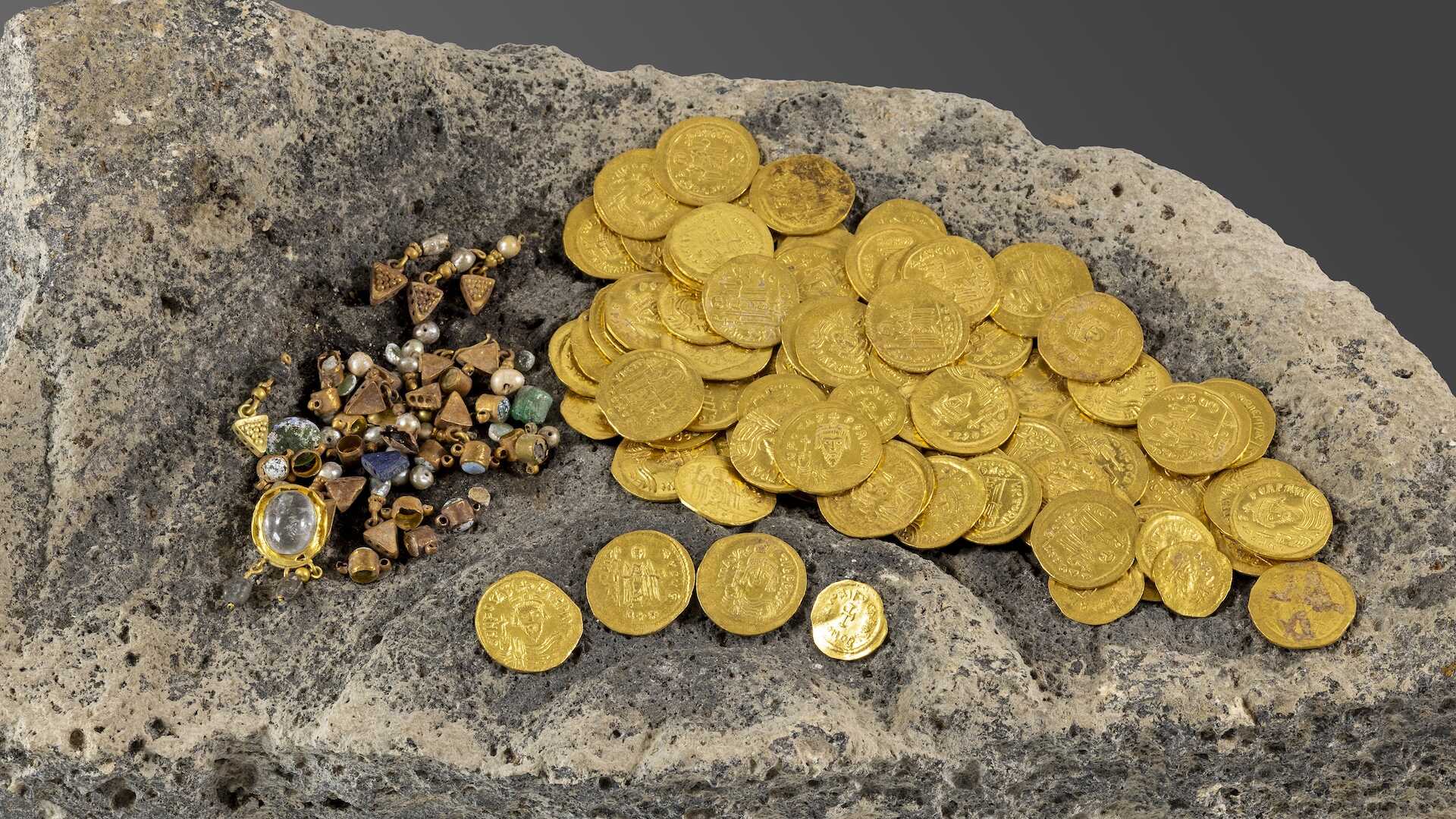 Tarihi Hazine Bulundu: 1.400 Yıllık Altın Sikkeler ve Mücevherler  İsa Gölü Kıyısında Ortaya Çıktı