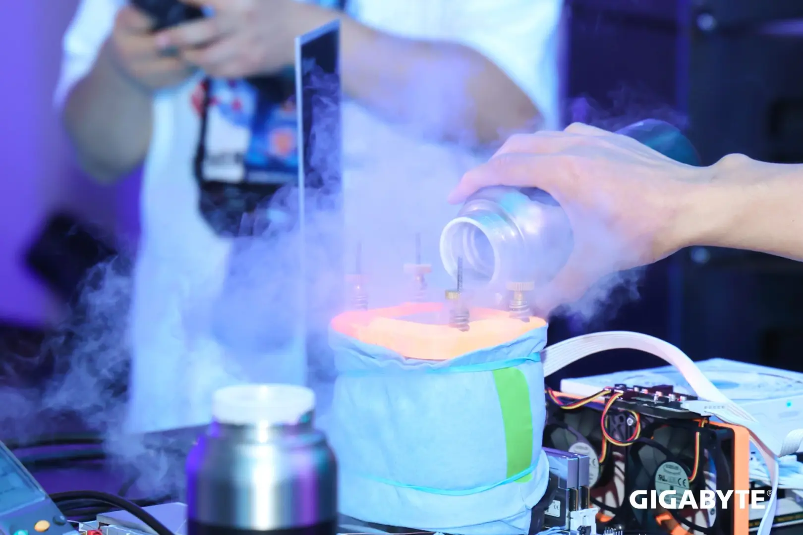 Gigabyte Anakartı Rekor Kırdı: AMD Ryzen 7 9800X3D Frekansı 7.3 GHz'i Aştı!