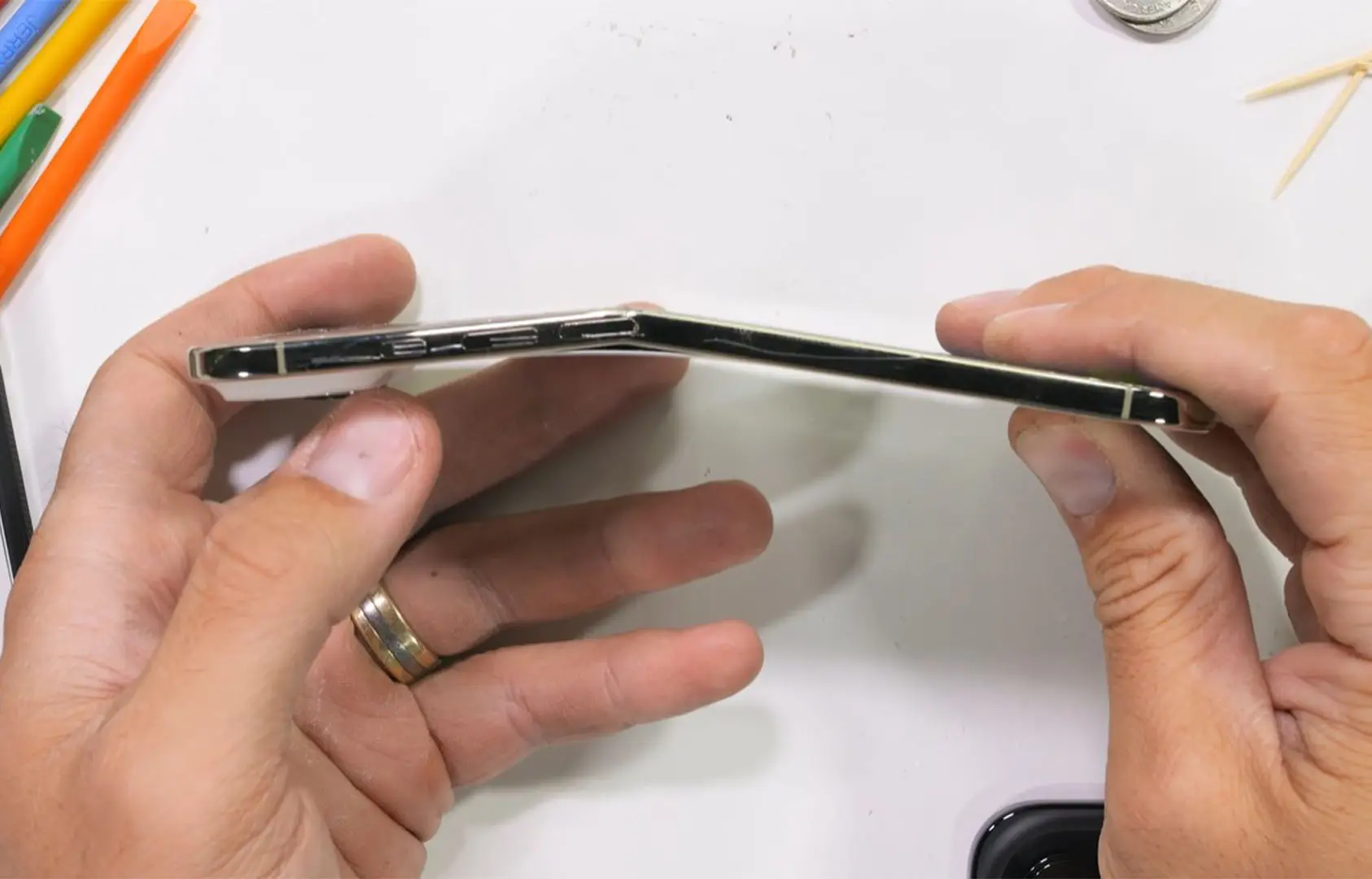 iPhone Air'ın Çelik Kadar Dayanıklı Olduğu Ortaya Çıktı: Kırılması İçin İnanılmaz Bir Güç Gerekiyor!