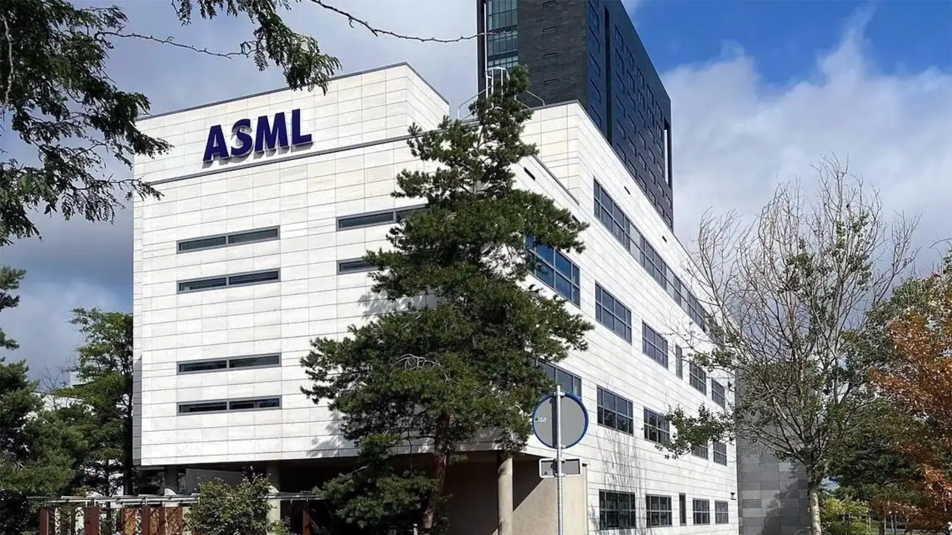 ASML, Fransız Yapay Zeka Girişimi Mistral AI'ye 1.5 Milyar Dolar Yatırım Yaparak En Büyük Hissedar Oldu