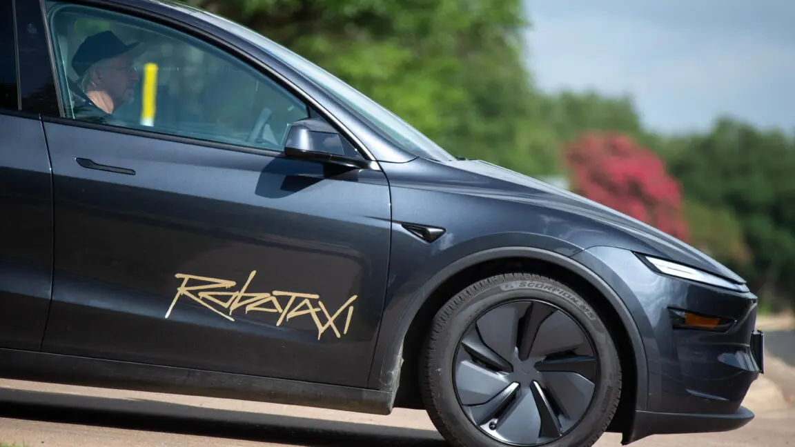 Tesla'nın Otonom Sürüş Testleri Başlangıçta Sorunlu: İlk Günde Üç Kaza!