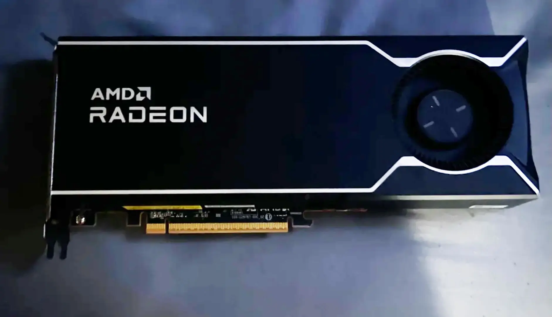 Rastgele Bulunan AMD Radeon AI Pro R9700 Prototipi Şaşkınlık Yarattı: Gerçek Bir Referans Tasarım Mı?